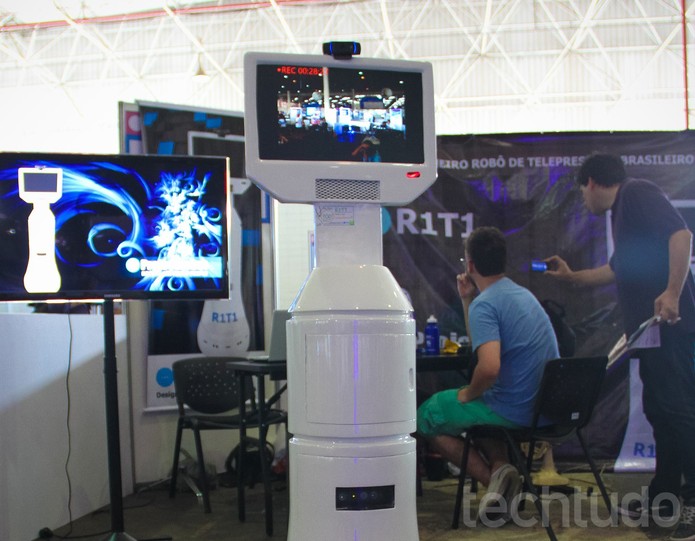 R1T1: robô possui um Kinect conectado a ele  (Foto: TechTudo/Paulo Vasconcellos)