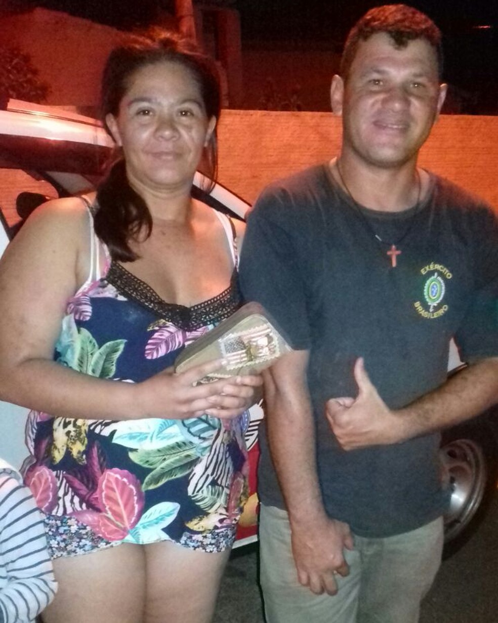 Patrulhamento conseguiu achar a dona da carteira achada pelo catador de recicláveis (Foto: Polícia Militar / Divulgação)