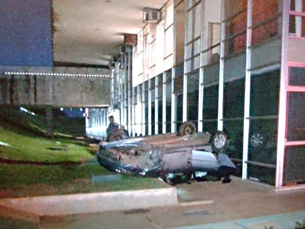 Carro que caiu no fosso do Congresso Nacional, em Brasília (Foto: Reprodução/TV Globo)