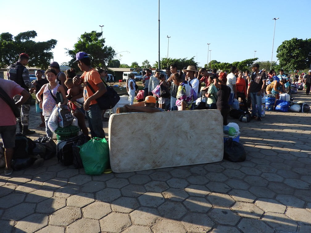 No dia 28 de outubro, PMs e Defesa Civil tiraram venezuelanos de acampamento montado na rua e abriram novo abrigo no estado (Foto: Alan Chaves/G1 RR/Arquivo )