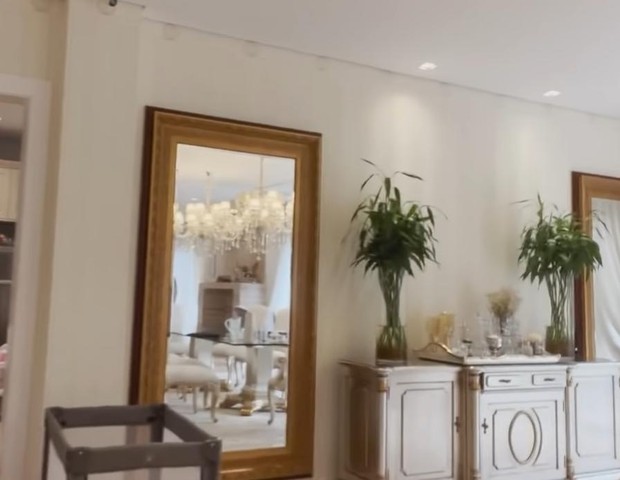 Simone Mendes mostra paisagismo de sua mansão (Foto: YouTube)