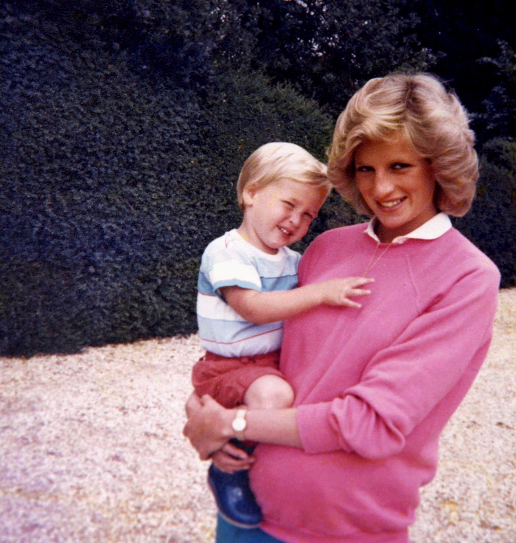 Princesa Diana com Príncipe William nos braços (Foto: HANDOUT / REUTERS)