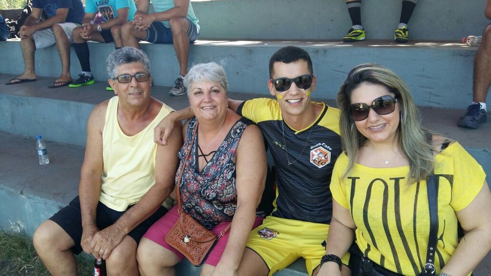 Depois de voltar ao futebol, Robson é acompanhado pela família “adotiva” nos jogos (Foto: Jamille Bullé)