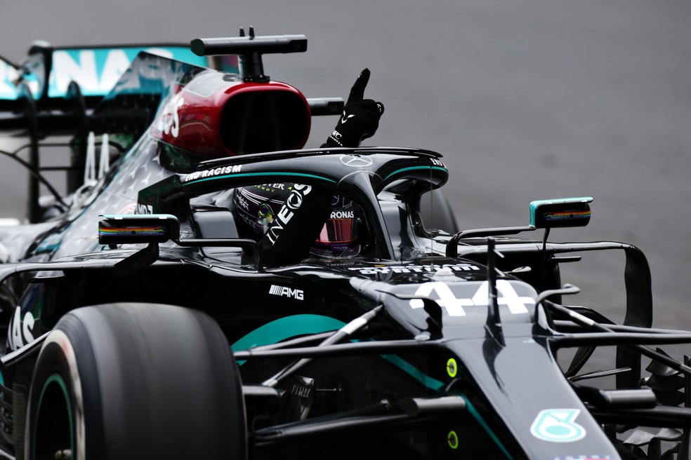 Lewis Hamilton comemora a 92º vitória na Fórmula 1, em Portugal — Foto: Getty Images