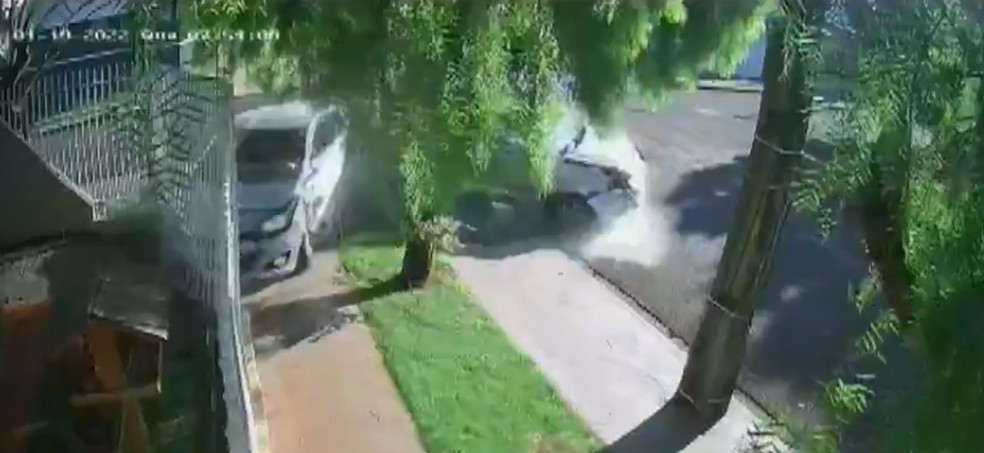 Ladrões em fuga batem carro roubado em outro veículo em Maringá — Foto: Reprodução/RPC 