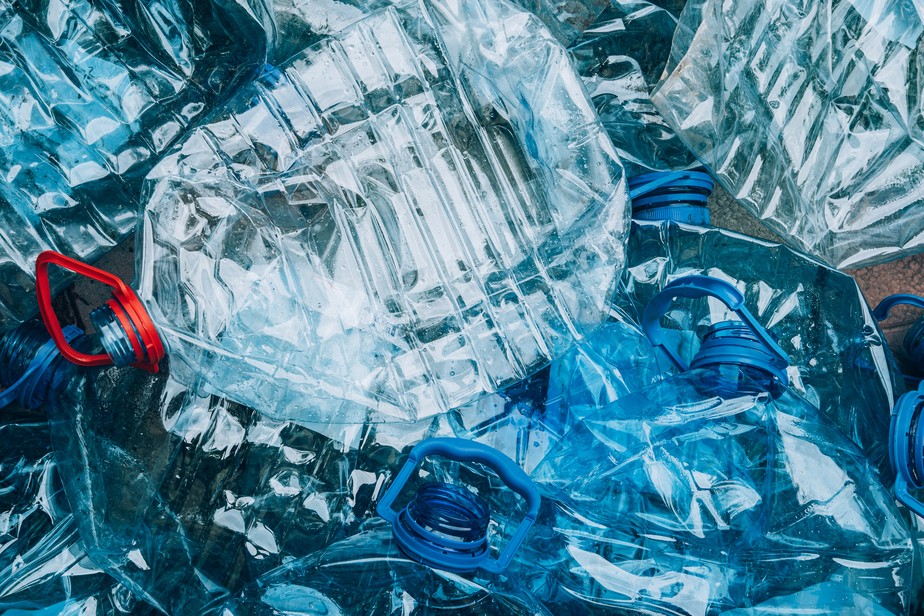Reciclagem de plástico pode gerar substâncias nocivas à saúde, alerta relatório do Greenpeace