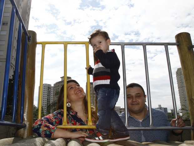 Rodrigo Rodrigues, sua esposa Marielle e o filho Rafael, de 2 anos. Rodrigo teve que aceitar uma proposta com salário inferior para voltar a trabalhar (Foto: Marcelo Pereira/G1)