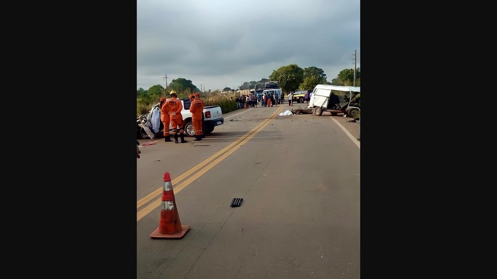 Kombi e carro de passeio colidiram na BR-364 nesta segunda-feira (6) — Foto: Facebook/Reprodução