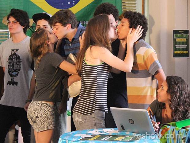 Amanda e Luana em ação, beijam os meninos (Foto: Malhação / TV Globo)