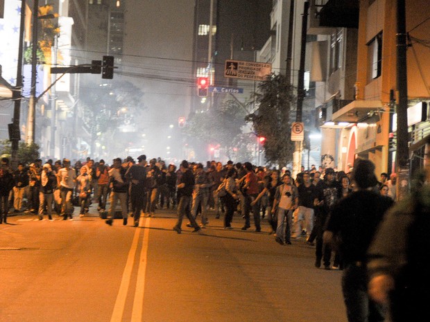 Manifestantes fogem das bombas da Rua Augusta. (Foto: Flavio Moraes/G1)