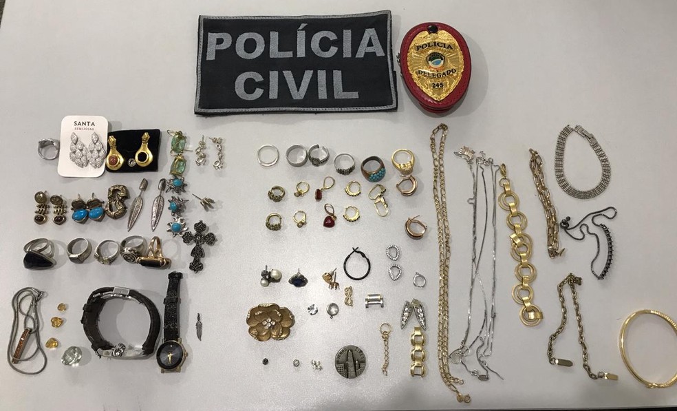 Joias e bijuterias furtadas  — Foto: Polícia Civil/Divulgação