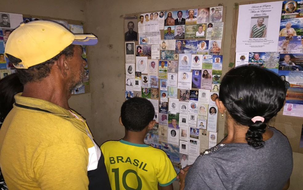 'Memorial dos Mortos' possui centenas de santinhos de moradores e personalidades da política de Sergipe — Foto: Anderson Barbosa/G1 SE