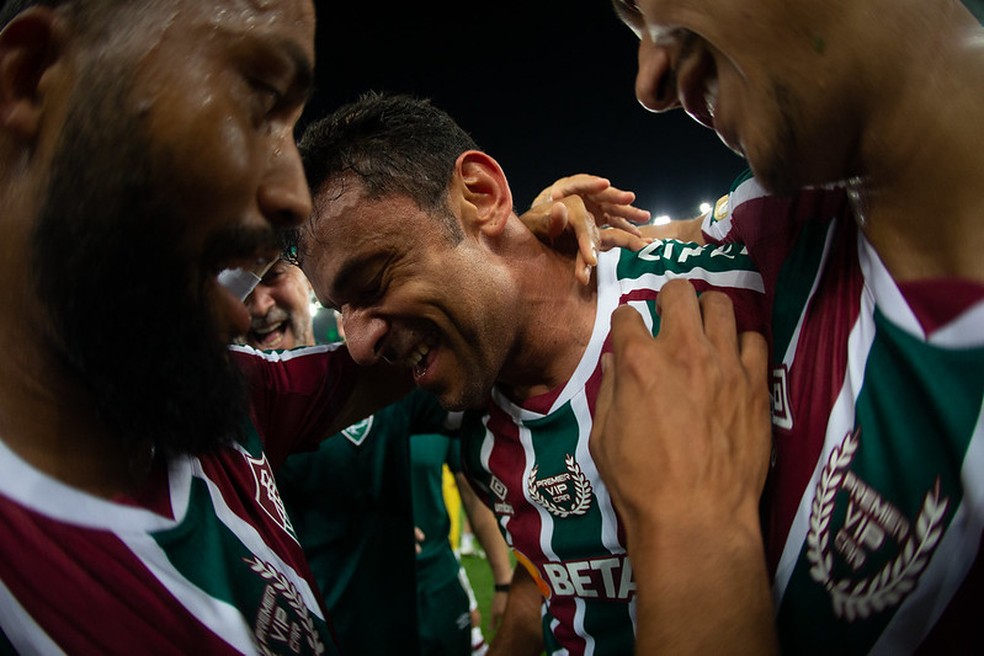 Fred é abraçado pelos companheiros no Fluminense — Foto: Marcelo Gonçalves / Fluminense FC