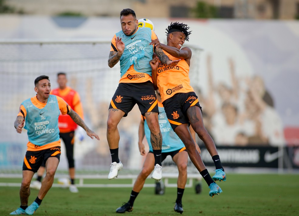 Maycon e Robson Bambu disputam bola em treino do Corinthians — Foto: Rodrigo Coca / Ag.Corinthians
