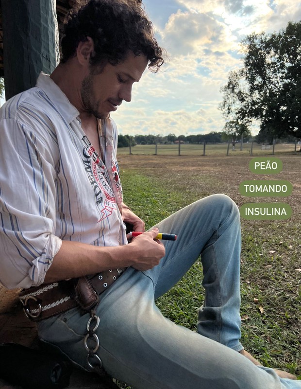 José Loreto aplica insulina nos bastidores de Pantanal (Foto: Reprodução/Instagram)