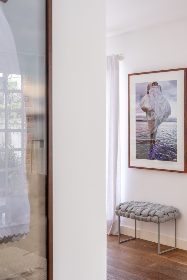 Conforto, tons claros, arte e identidade: uma casa em clima comfy chic  (Foto: Julia Herman/Divulgação)