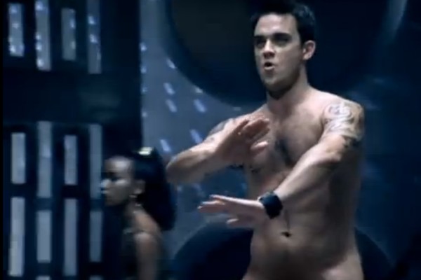 No clipe de ‘Rock DJ’. Robbie Williams começa completamente vestido e vai se despindo até tirar a própria pele (Foto: Reprodução)