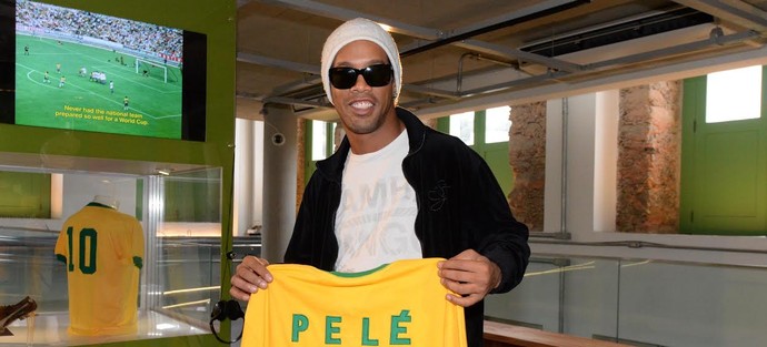 Ronaldinho Gaúcho em visita ao Museu do Pelé (Foto: Alexandre Vidal)