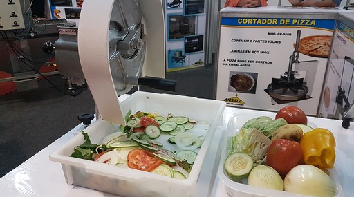 O cortador de legumes da Ansatz Food é indicado para todo o tipo de restaurante. A máquina sai por R$ 1,5 mil e corta diversos tipos de vegetais em fatias de 2 a 12 milímetro de espessura
