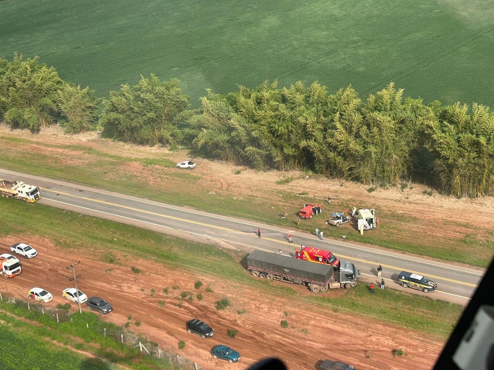 Motorista fica preso nas ferragens e é levado para hospital de helicóptero — Foto: Corpo de Bombeiros