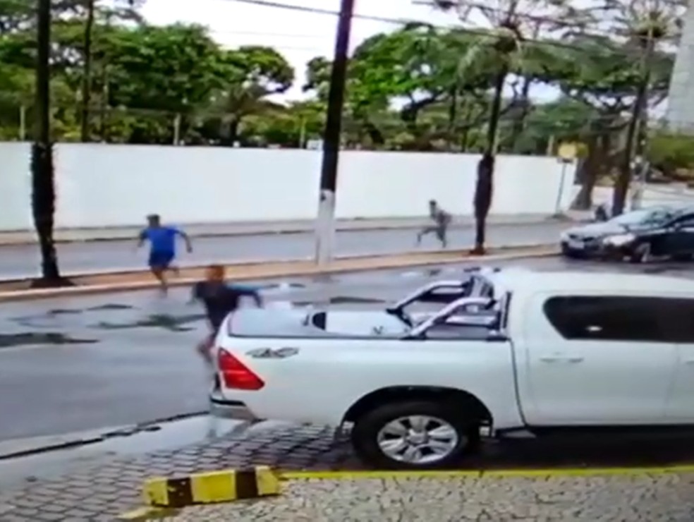 Trio abandonou o veÃƒÂ­culo e saiu correndo Ã¢â‚¬â€ Foto: ReproduÃƒÂ§ÃƒÂ£o/vÃƒÂ­deo