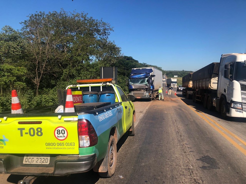 Acidente deixou ponte interditada durante a manhã desta quarta-feira (27) — Foto: Bruno Pinheiro