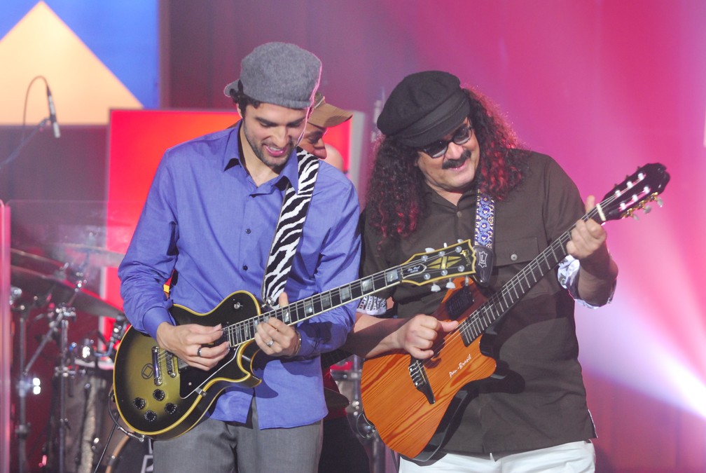Davi Moraes e Moraes Moreira tocam durante programa Som Brasil em 2009 — Foto: TV Globo / Zé Paulo Cardeal