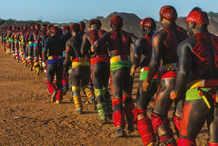 As lutas de huka-huka também envolvem outros rituais, como danças e cantos tradicionais, anteriores aos jogos que encerram a cerimônia do Kuarup. (Foto: Ricardo Teles)