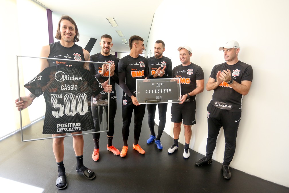 Cássio recebe camisa e placa pelos 500 jogos pelo Corinthians — Foto: Rodrigo Coca / Ag.Corinthians