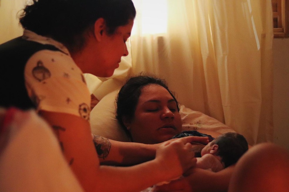 Amiga de Priscila também chegou alguns minutos antes do parto e ajudou o casal  — Foto: Hannah Lydia/Arquivo 