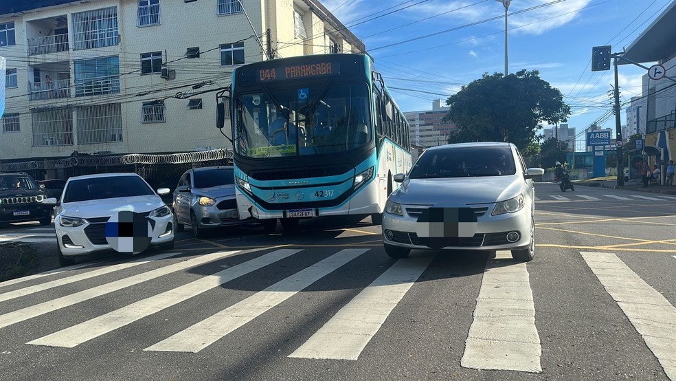 Carro bate em lateral de ônibus no cruzamento da Avenida Barão de Studart com a Rua Soriano Albuquerque, em Fortaleza. — Foto: Leábem Monteiro/ SVM