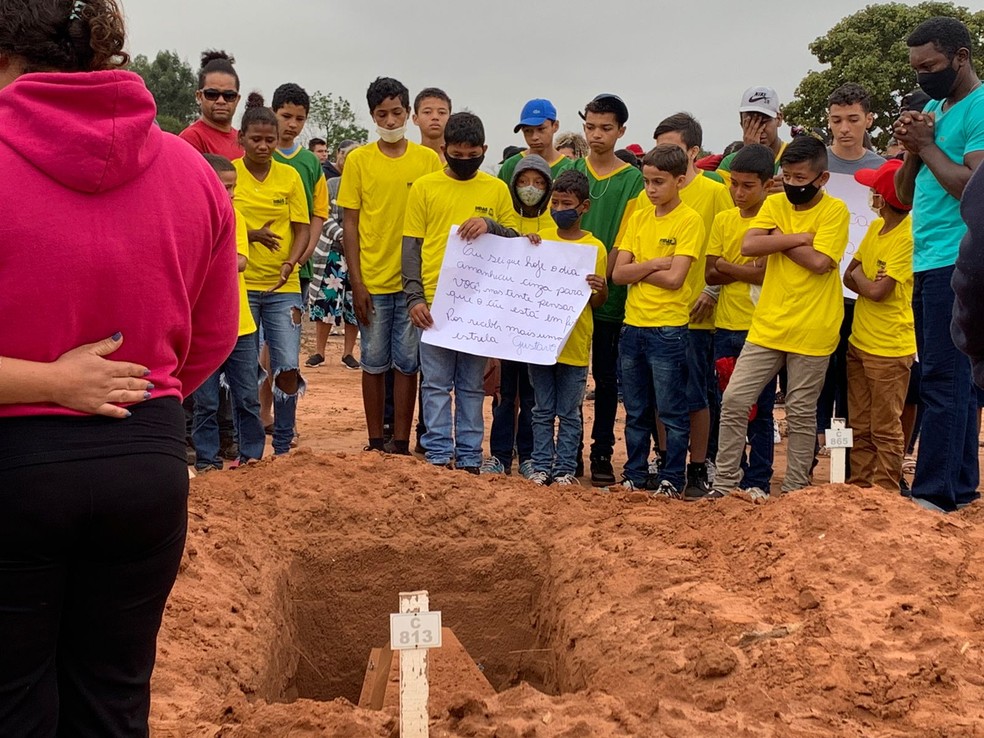 Amigos e familiares se despedem de Daniela e Gustavo  &mdash; Foto: Geisy Garnes/ Reprodu&ccedil;&atilde;o 