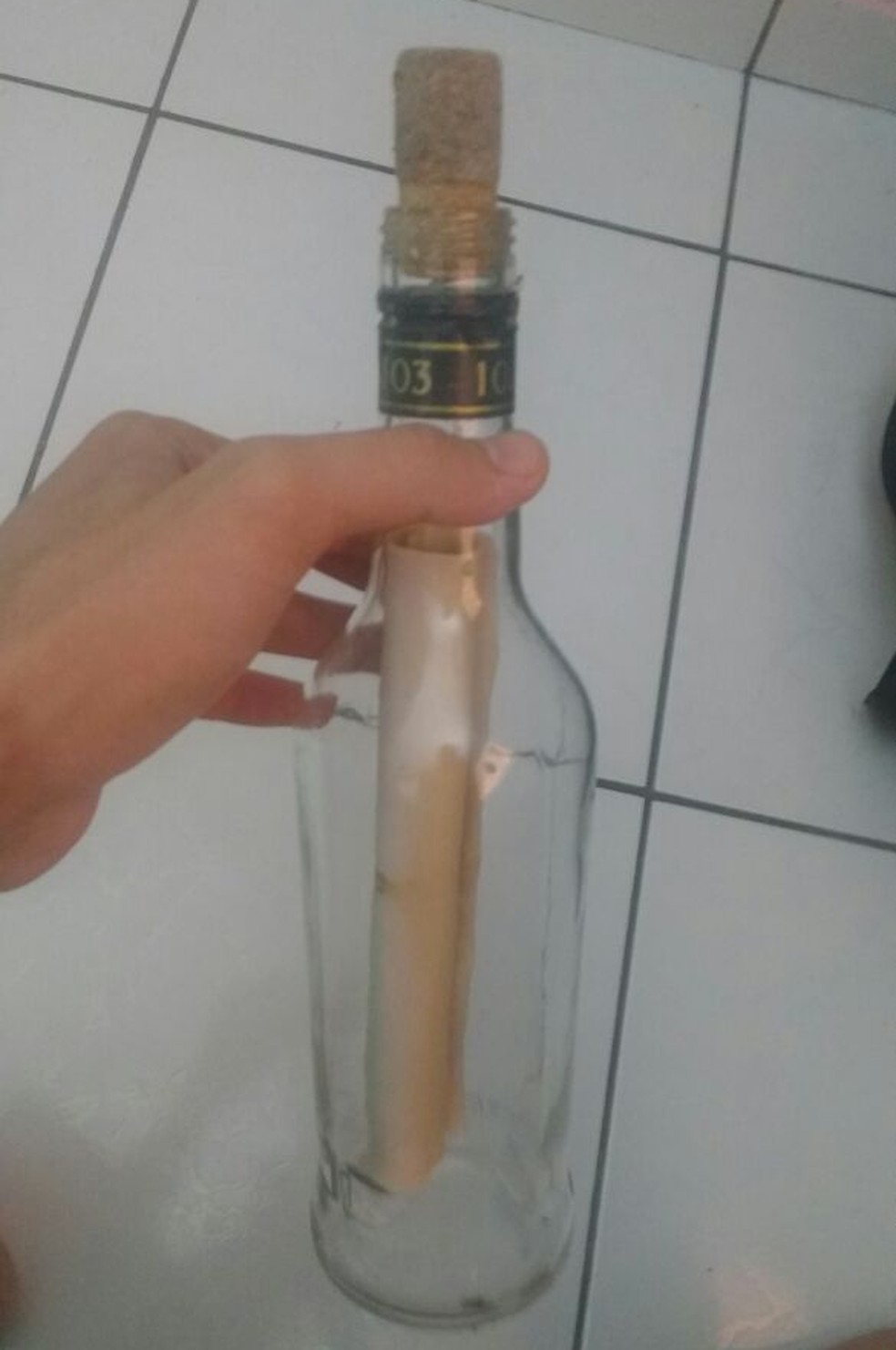 A garrafa foi encontrada pela areia da praia do Maçarico, em Salinópolis no Pará. (Foto: Gabriel Lourenço / Arquivo Pessoal)