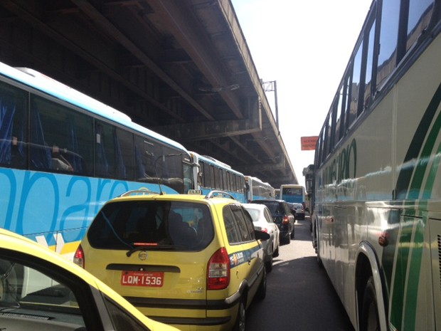 Trânsito estava totalmente parado na Avenida Rodrigues Alves por volta das 9h20 (Foto: Mariucha Machado / G1)