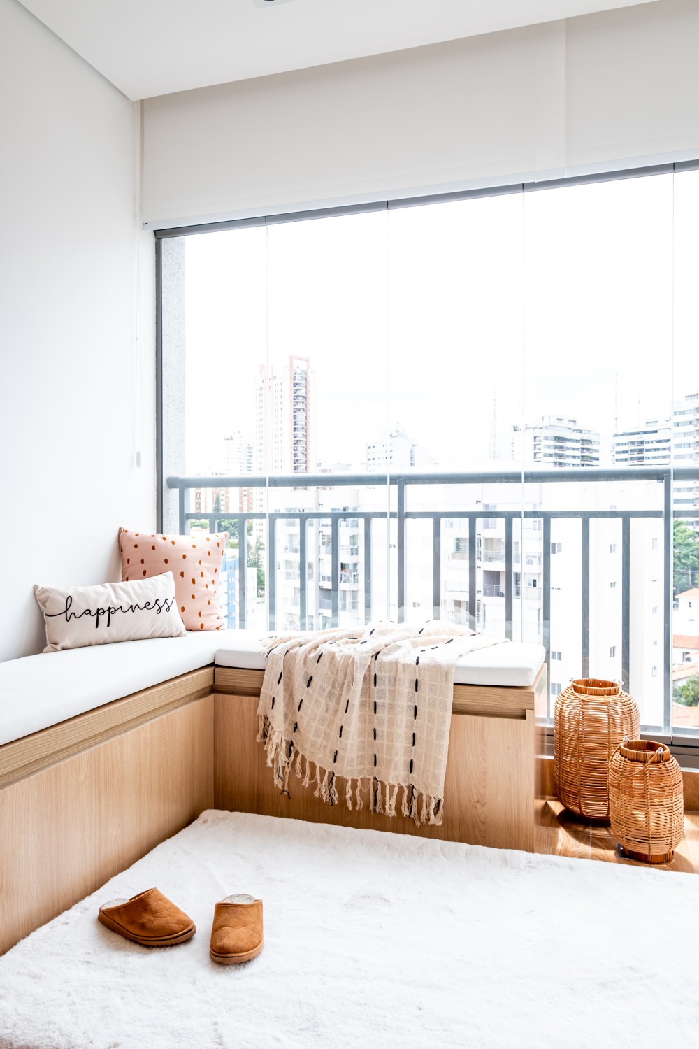 VARANDA | O banco da varanda permite contemplar a vista do apartamento (Foto: Nathalie Artaxo / Divulgação)