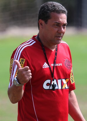 Pronto para estreia, Vanderlei elogia Macaé, mas lamenta censura da Ferj