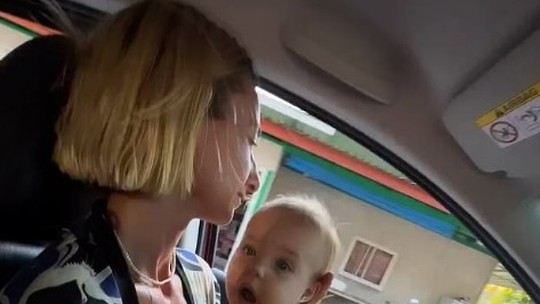 Mãe é criticada após andar de carro sem cinto e com bebê no colo