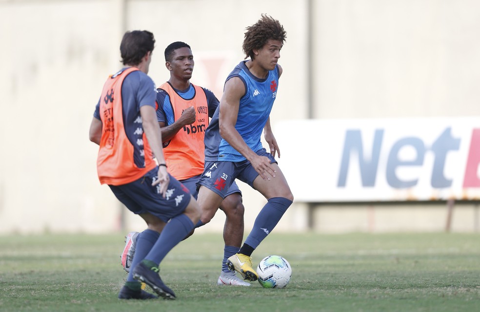 Observado por Juninho, Neto Borges conduz a bola durante treino do Vasco � Foto: Rafael Ribeiro/Vasco da Gama