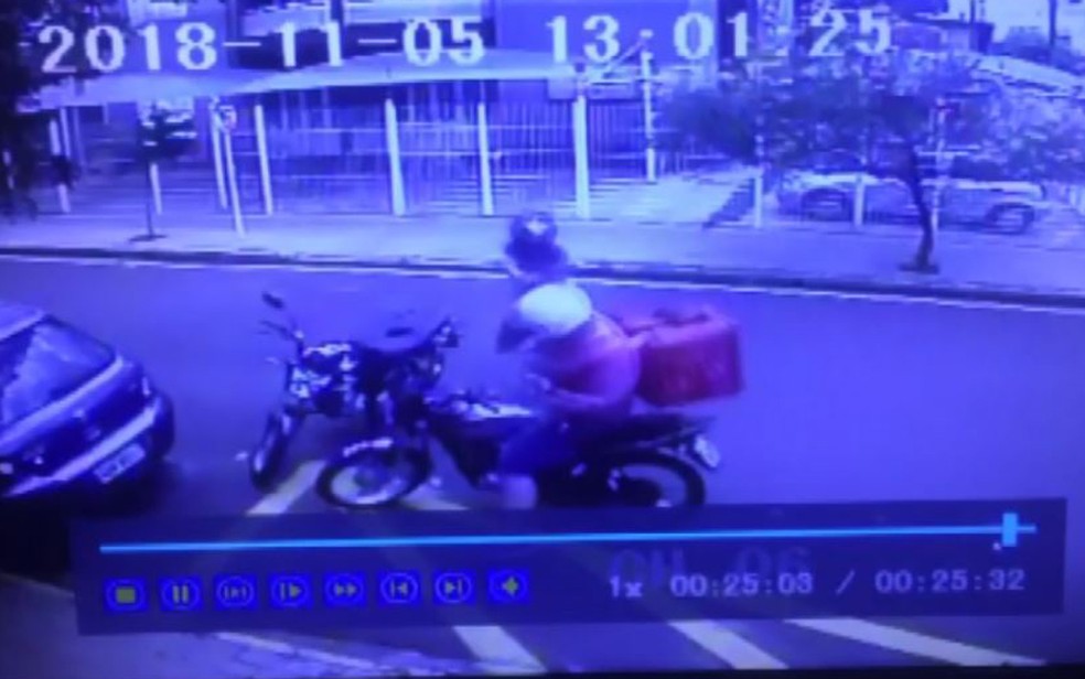 Motoboy foi baleado por motociclista após briga no trânsito em Barretos, SP — Foto: Reprodução/Câmeras de segurança