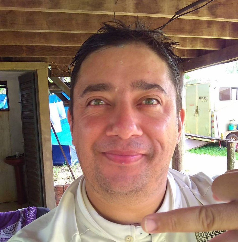 Juan Portillo, de 40 anos, é mais conhecido utilizando a fantasia de Carlitos, personagem de Chaplin — Foto: Arquivo pessoal