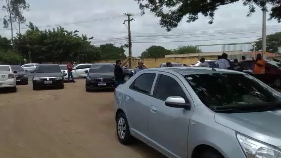 Motoristas bloquearam a entrada do terminal da Petrobras em Teresina — Foto: Reprodução