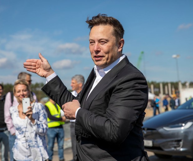GRUENHEIDE, GERMANY - SEPTEMBER 03: Tesla head Elon Musk talks to the press as he arrives to to have a look at the construction site of the new Tesla Gigafactory near Berlin on September 03, 2020 near Gruenheide, Germany. Musk is currently in Germany wher (Foto: Getty Images)