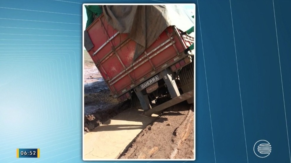 Caminhão ficou atolado enquanto transportava milho para o Litoral (Foto: Reprodução/TV Clube)