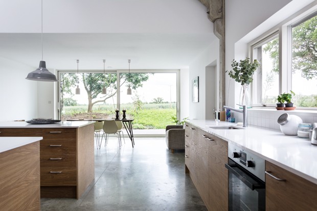 Reforma transforma antigo celeiro em casa minimalista e confortável (Foto: Adrien Fouéré)