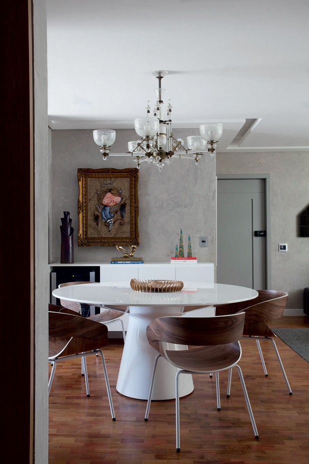 O lustre garimpado na Argentina enobrece o espaço, que tem mesa da Brentwood e cadeiras da Artesian. Na parede, obra do artista Vermelho Steam (Foto: Marco Antonio)