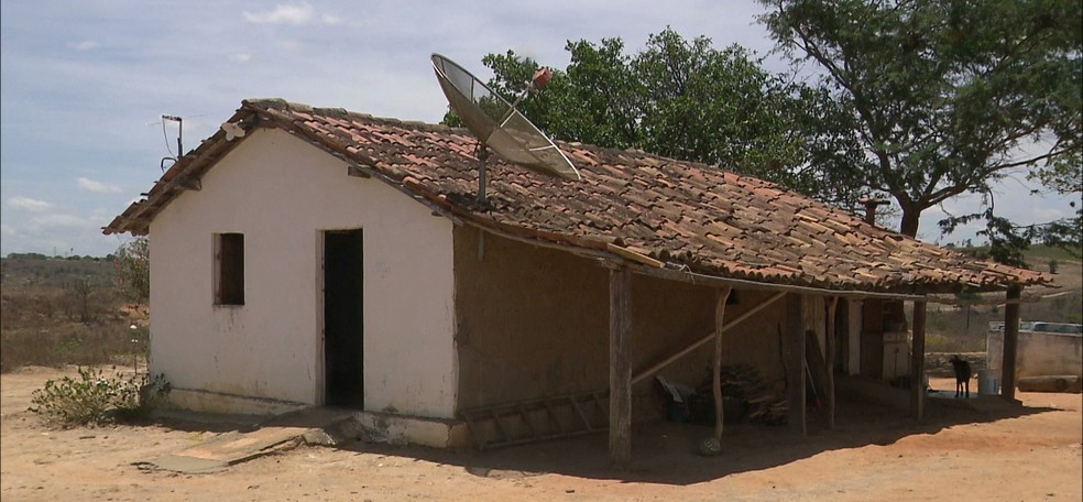 Homens invadem casa, em zona rural de Montadas, e levam dinheiro de cadeirantes — Foto: Foto: Reprodução/TV Cabo Branco
