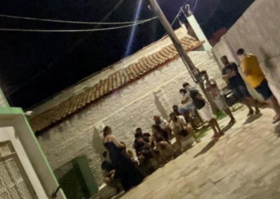 16 pessoas são conduzidas a delegacia após encerramento de festa de aniversário com aglomeração em Orós, no Ceará — Foto: PMCE/Divulgação