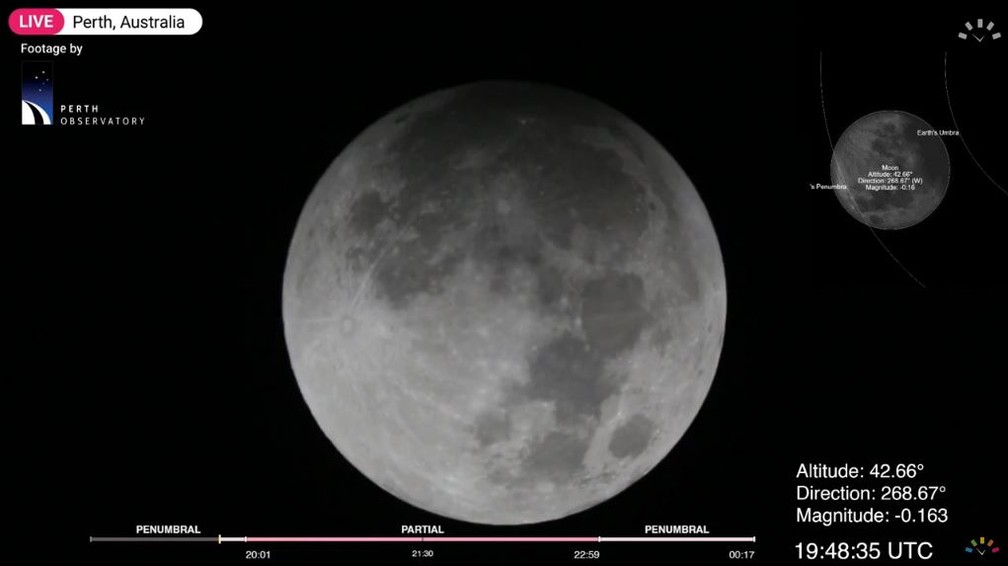 Transmissão do Observatório de Perth, na Austrália, mostra o eclipse lunar na frase de penumbra às 16h48 (horário de Brasília) — Foto: Divulgação/Perth Observatory