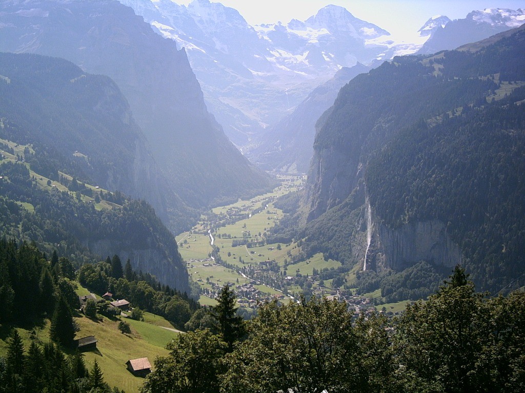 O vale e o vilarejo visto de cima (Foto: Reprodução)