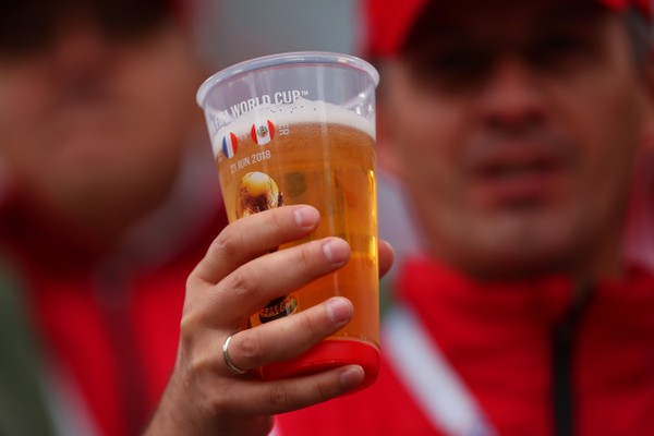 Um torcedor do Peru com um copo de cerveja na mão durante partida entre França e Perur na Copa do Mundo da Rússia, em 2018 (Foto: Getty Images)